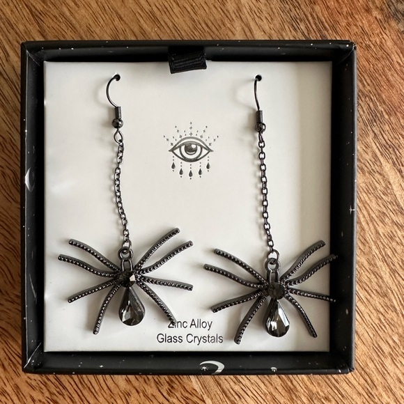 Eye Candy Spider Earrings - Picture 4 of 5